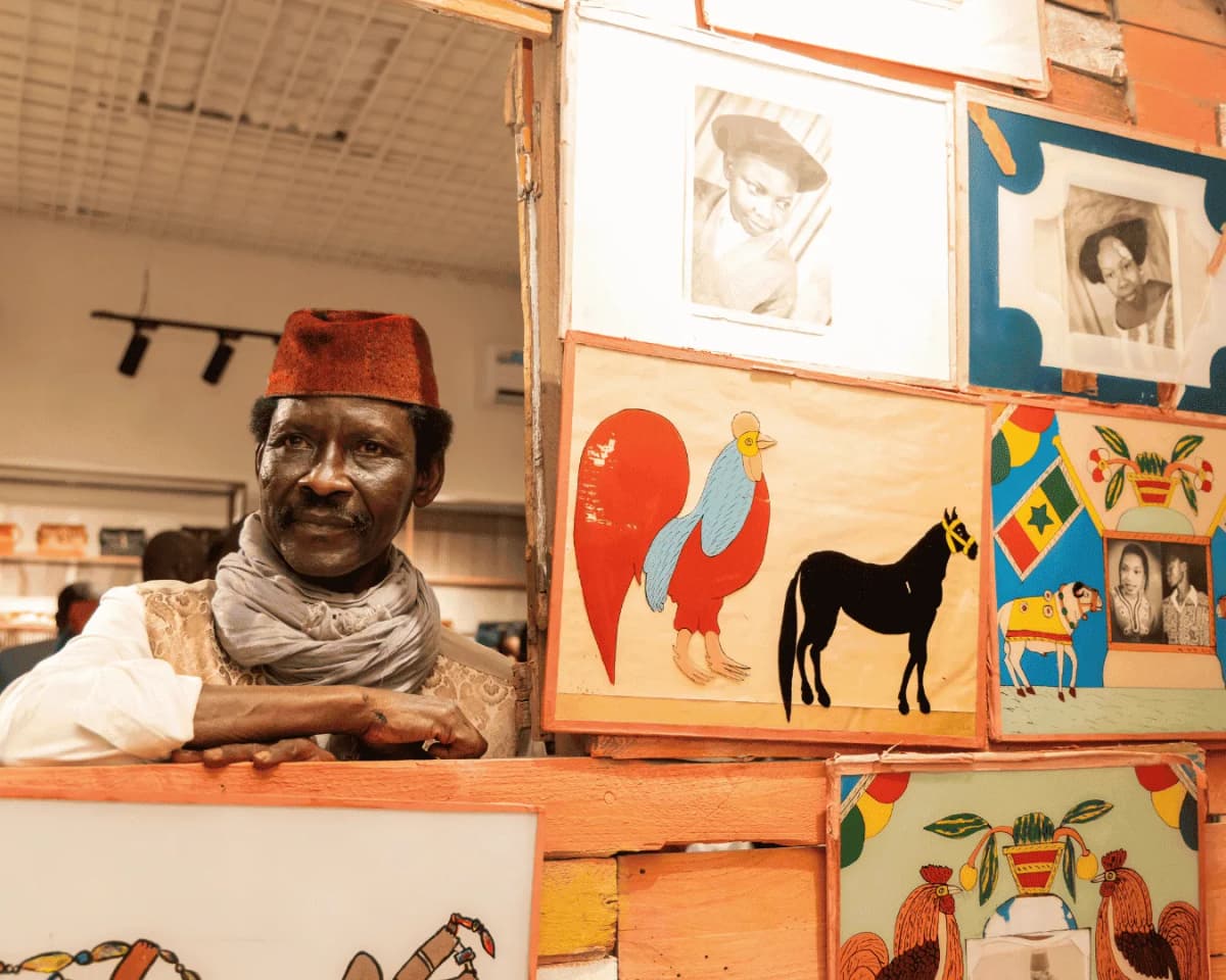 Découvrez l'expo du moment au sein de MARAZ DAKAR:  l'Art du "Suwer" par le peintre Seriñ Ndiaye